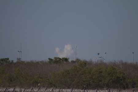De laatste rook van de zojuist gelanceerde raket